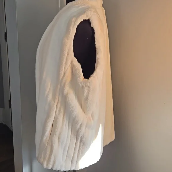 NWOT Chico's White (Ivory) Faux Fur Vest Chico's Size 2, Size L - Picture 4 of 6